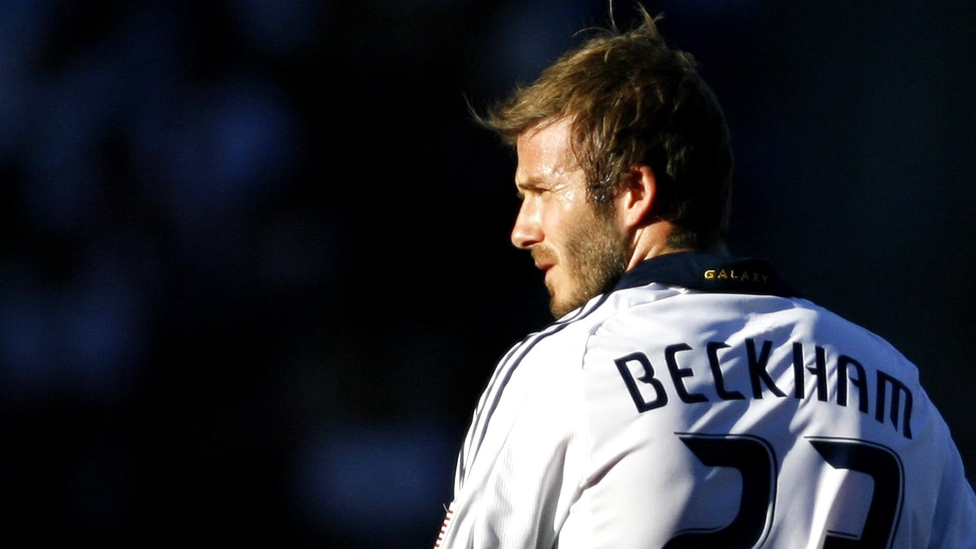 托桑·埃夫布奥姆万在NBA常规赛中首次亮相，埃托奥和布冯相视一笑